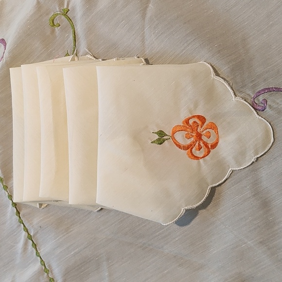 NEW Vintage HAND MADE Embroidered Tablecloth SET - Picture 4 of 14